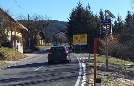 Prikazovalnik hitrosti Bloška polica v začetku naselja Foto Boštjan Otoničar